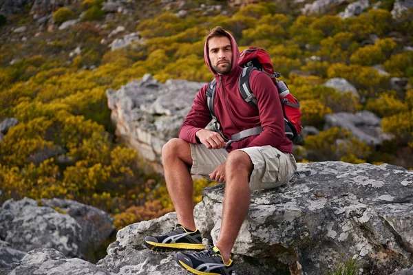 岩の中の頑丈さ 山の中をハイキングしている若い男が — ストック写真