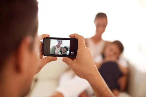 チーズを言って 父親が自分の携帯電話で家族の写真を撮って — ストック写真