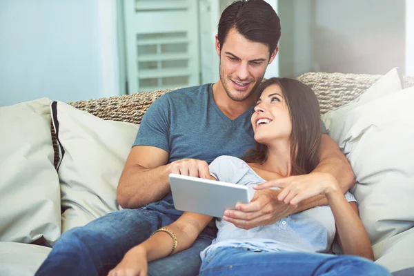 Sanırım Romantik Kaçamağı Ayarlamanın Zamanı Geldi Evde Dijital Tablet Kullanan — Stok fotoğraf