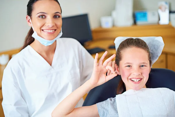 Otra Revisión Perfecta Retrato Una Joven Sentada Una Silla Dentista —  Fotos de Stock