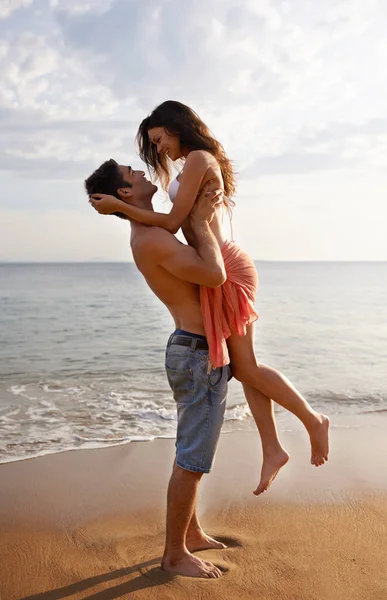 今日はお前と俺とビーチだけだ ビーチでお気に入りのカップル — ストック写真