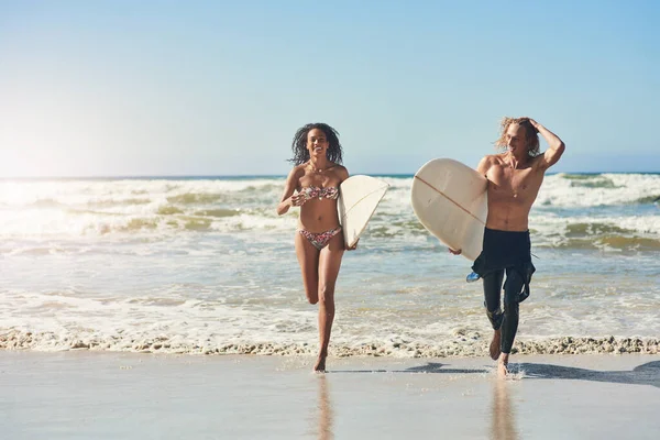 连海浪都追不上我们 一对年轻夫妇带着冲浪板在海滩上度过了一天 — 图库照片