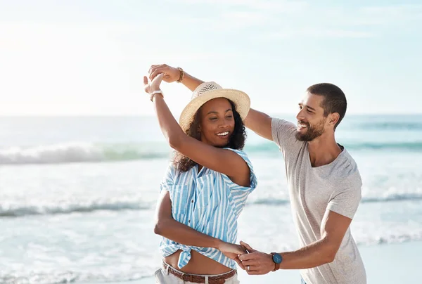 夏の風に揺れる 若いカップルが一緒にビーチで踊り — ストック写真