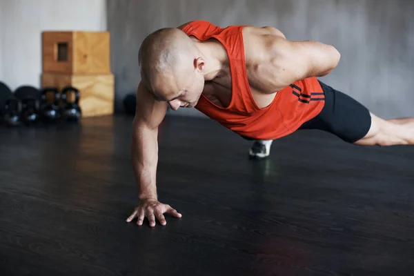Training Muskelausdauer Und Kräftiger Mann Beim Liegestütz Für Einen Gesunden — Stockfoto