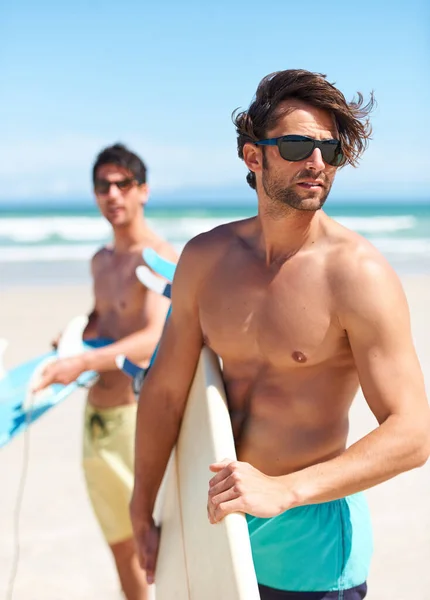 Surft Auf Zwei Freunde Strand Bereiten Sich Darauf Vor Zum — Stockfoto