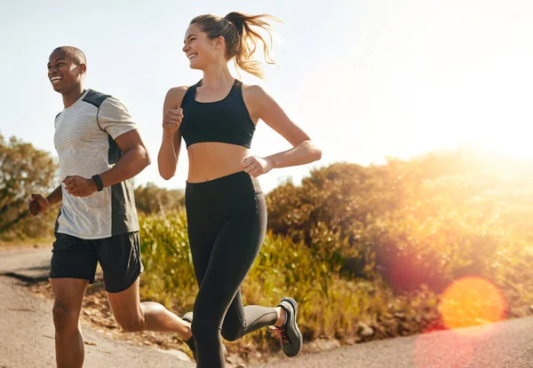 跑步和健康 夫妇在路上锻炼 有氧运动表现和夏天 参加马拉松 运动和与黑人男女运动员的团队合作 参加运动 训练和比赛 — 图库照片