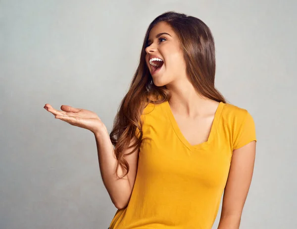 Its Sure Wow All Studio Shot Attractive Young Woman Showing — Stock Photo, Image