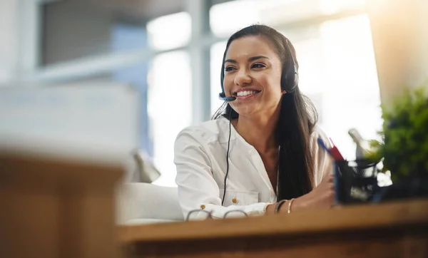 呼叫中心的沟通 交谈或快乐女性在客户服务部门的咨询 谈话或交谈 电话营销或电信公司服务台的虚拟助理 友好或销售顾问 — 图库照片