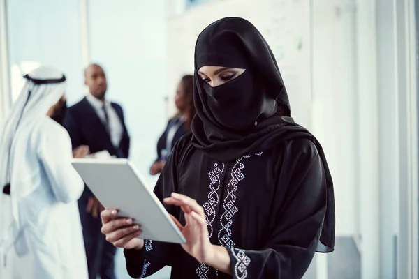 Forma Sencilla Trabajar Una Atractiva Joven Mujer Negocios Árabe Trabajando — Foto de Stock