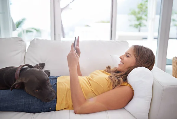 Today Couldnt Get Any More Chilled Young Woman Using Digital — Stock Photo, Image