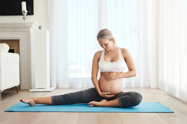 Είσαι Έτοιμος Για Λίγη Γυμναστική Μια Έγκυος Γυναίκα Διαλογίζεται Ένα — Φωτογραφία Αρχείου