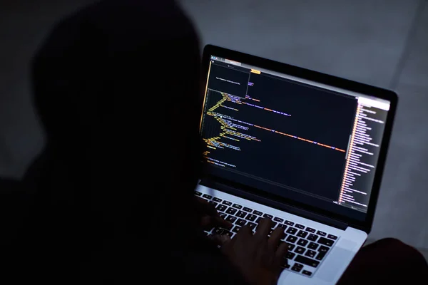 Menyadap Bingkai Utama Hacker Yang Tidak Dikenali Menggunakan Laptop Dalam — Stok Foto