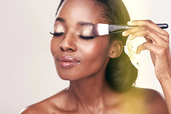 Perfekt Makeup Framhäver Din Lycka Studio Skott Vacker Ung Kvinna — Stockfoto