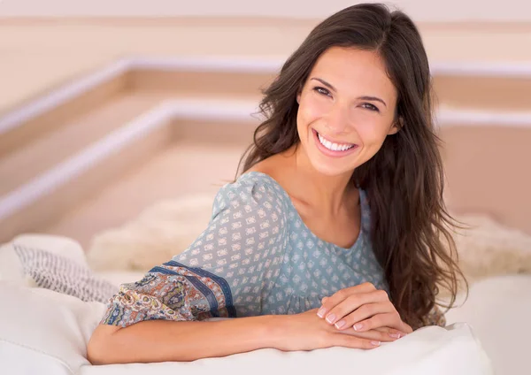 How You Welcome Home Gorgeous Young Woman Couch — Stock Photo, Image