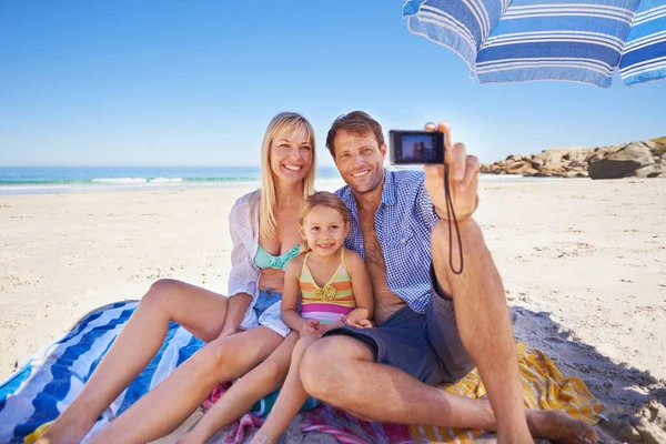Preserving Memory Happy Young Family Beach Taking Photo — Stock Photo, Image