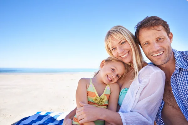 私たちはビーチが大好きです ビーチで幸せな若い家族の肖像画 — ストック写真