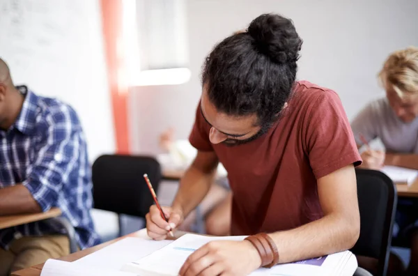 Notlar Için Çok Çalışıyorsun Ders Sırasında Genç Üniversite Öğrencileri — Stok fotoğraf