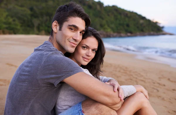 Sie Passen Perfekt Zusammen Ein Liebevolles Junges Paar Strand — Stockfoto