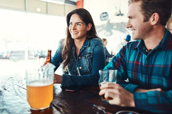这对情侣很冷 一个快乐的年轻人和一个女人在酒吧里喝着啤酒 — 图库照片