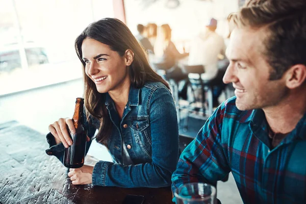 他们周五下班后的仪式在酒吧里喝啤酒的快乐的男女青年 — 图库照片