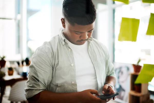 Brainstorming Teď Chytřejší Mladý Podnikatel Pomocí Smartphonu Zatímco Brainstorming Zasedání — Stock fotografie
