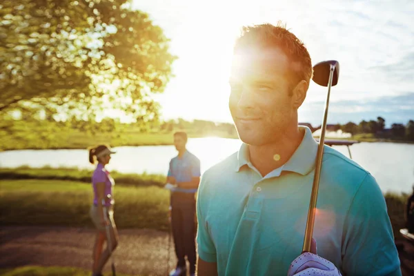 ゴルフ生活は良い生活です 友達とゴルフをしている男が — ストック写真