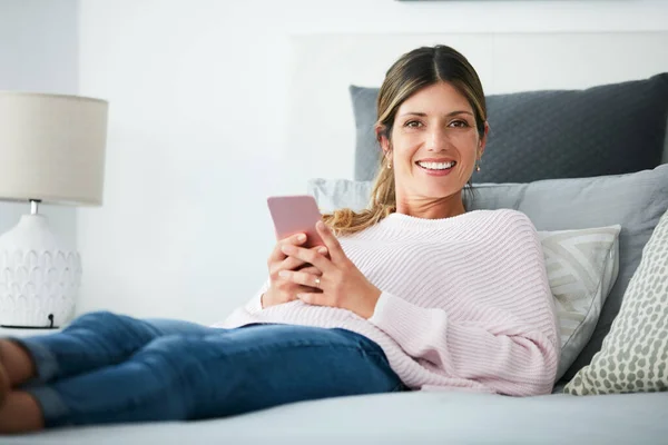Vamos Charlar Una Mujer Atractiva Usando Teléfono Celular Mientras Relaja —  Fotos de Stock