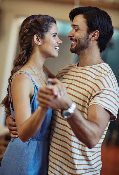 Att Vilse Varandras Ögon Ett Kärleksfullt Ungt Par Som Dansar — Stockfoto