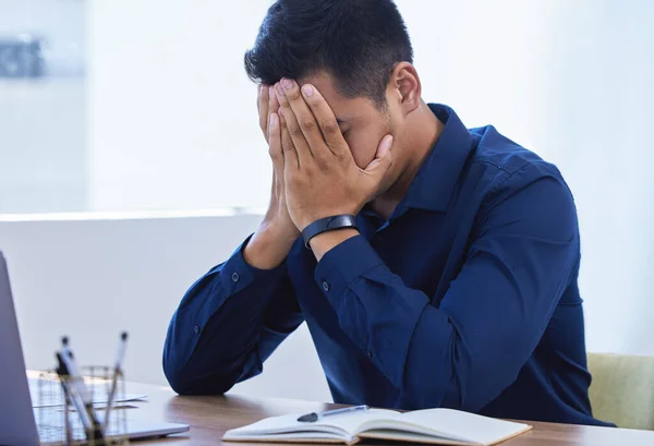 Não Mais Dia Sombrio Jovem Empresário Olhando Estressado Enquanto Trabalhava — Fotografia de Stock