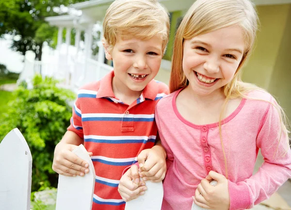 Estão Tão Entusiasmados Duas Crianças Pequenas Bonitos Sorrindo Rindo Juntos — Fotografia de Stock