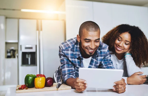 平板和烹饪与食谱厨房在家里的食物博客 互联网网站和在线连接 快乐男人 女人和数字技术阅读健康素食指南 — 图库照片