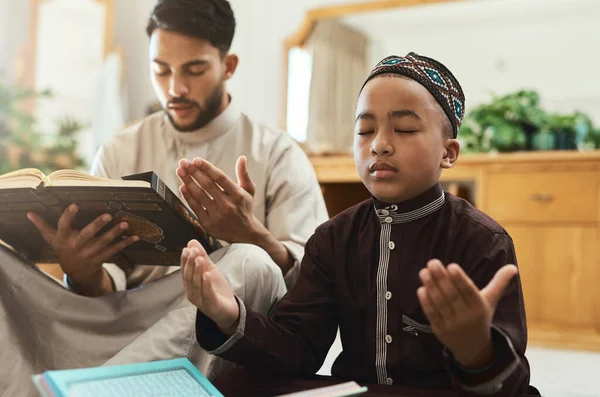 Çocuklarınız Için Dualarınız Büyük Mirastır Genç Bir Müslüman Adam Oğlu — Stok fotoğraf
