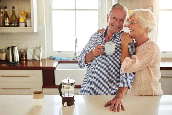 Kalplerinde Bir Bağ Var Mutfakta Sevgi Dolu Yaşlı Bir Çift — Stok fotoğraf