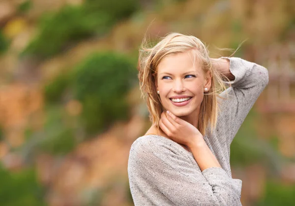 Feeling Wind Her Hair Beautiful Blonde Standing Natural Setting Wind — Stock Photo, Image
