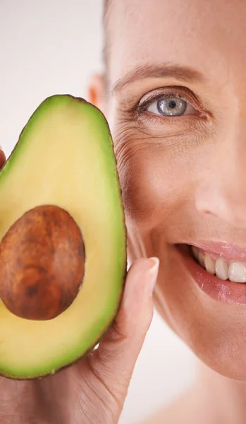 Good Your Skin Cropped Portrait Beautiful Mature Woman Posing Avocado — Stock Photo, Image