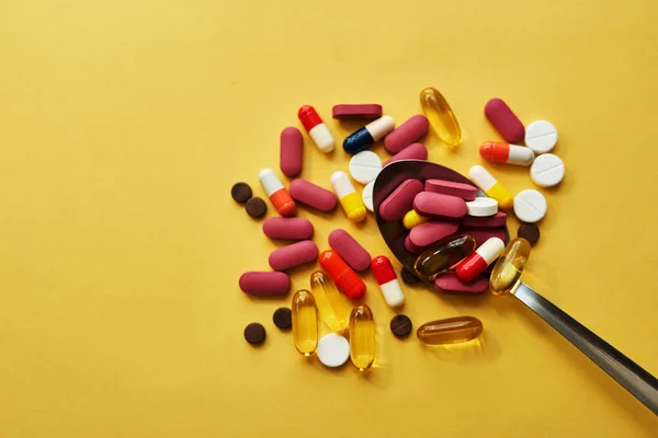Zmniejszenie Apetytu Niebezpieczną Stronę Studyjne Ujęcie Leków Podawanych Łyżce Żółtym — Zdjęcie stockowe