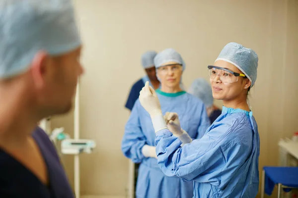 Preparándose Para Salvar Vidas Cirujanos Que Ponen Guantes Quirúrgicos Preparación — Foto de Stock
