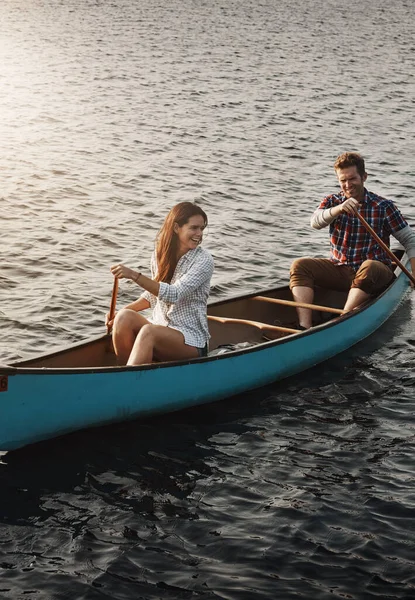 Aventuras Juntos Sempre Melhor Jovem Casal Remando Barco Lago — Fotografia de Stock