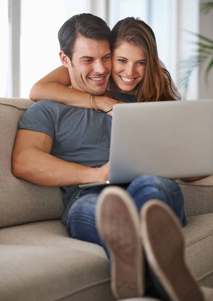 忙しい一週間の後に減速します 彼らの家でノートパソコンを使用して愛情のある若いカップル — ストック写真