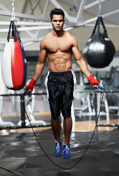 Boxeo Toda Vida Guapo Joven Boxeador Saltando Cuerda Gimnasio —  Fotos de Stock