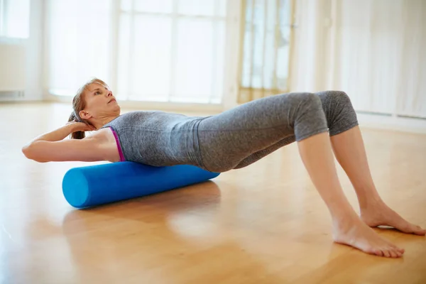 Yoga Mantiene Súper Flexible Una Mujer Haciendo Ejercicios Espuma Rodillo — Foto de Stock