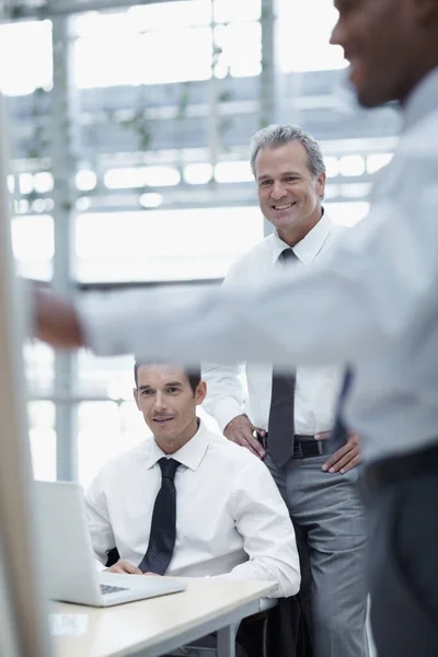 Świetny Pomysł Biznesmeni Patrzą Uśmiechają Się Gdy Kolega Wygłasza Prezentację — Zdjęcie stockowe