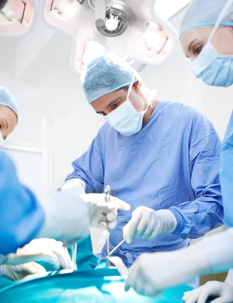 Precisão Cirúrgica Perfil Lateral Médico Sexo Masculino Realizando Cirurgia — Fotografia de Stock