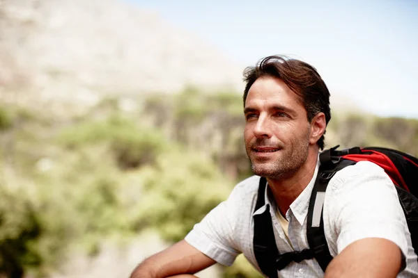 自然の中で楽しい瞬間をお楽しみください 山頂に座りながら微笑むハンサムな男性ハイカー — ストック写真