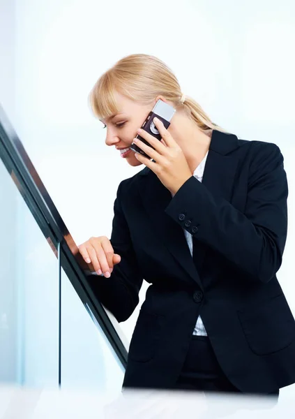 Une Femme Distraite Téléphone Femme Affaires Utilisant Téléphone Portable Tout — Photo