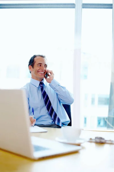 Hombre Negocios Sonriendo Mientras Conversaba Por Teléfono Vista Del Ejecutivo —  Fotos de Stock