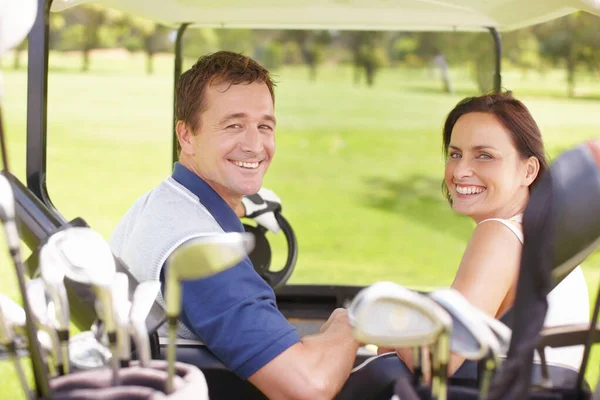 Brengen Ons Weekend Door Gelukkig Stel Een Golfkarretje Green — Stockfoto