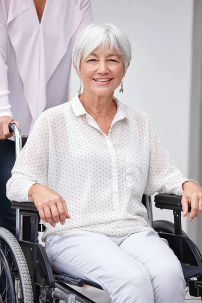 Ich Bekomme Jede Unterstützung Die Ich Brauche Seniorin Rollstuhl Geschoben — Stockfoto