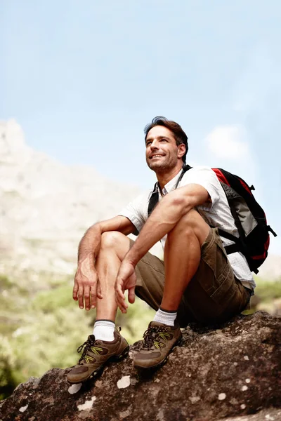 ここは美しい 山頂に座りながら微笑むハンサムな男性ハイカー — ストック写真