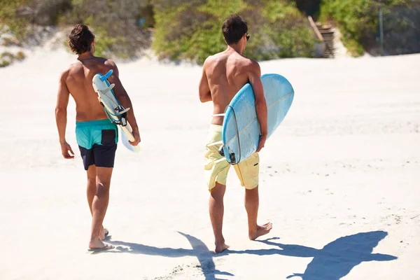 Dirijo Agua Dos Amigos Playa Preparándose Para Agua Surfear —  Fotos de Stock